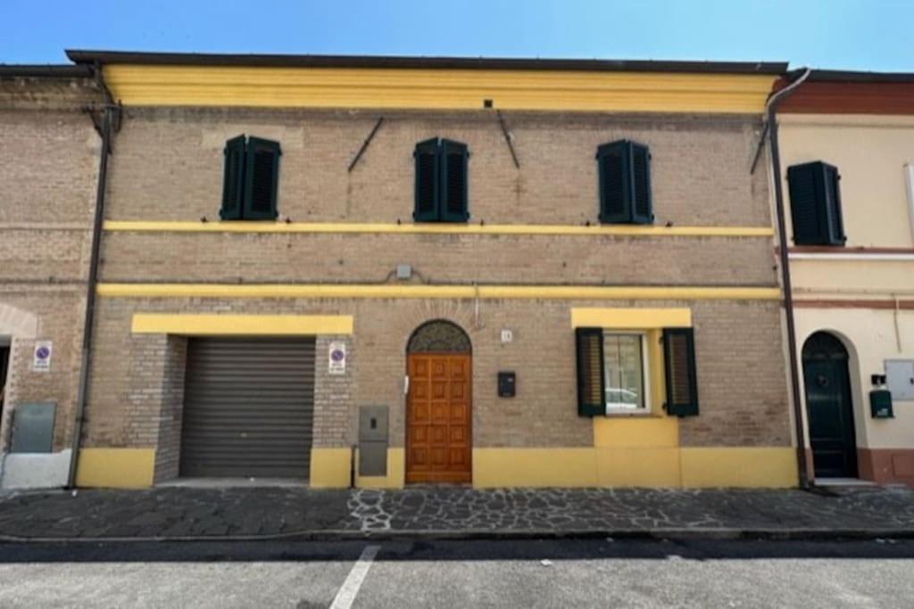 Affittacamere Il Cortile Chiaravalle Marche Exterior foto